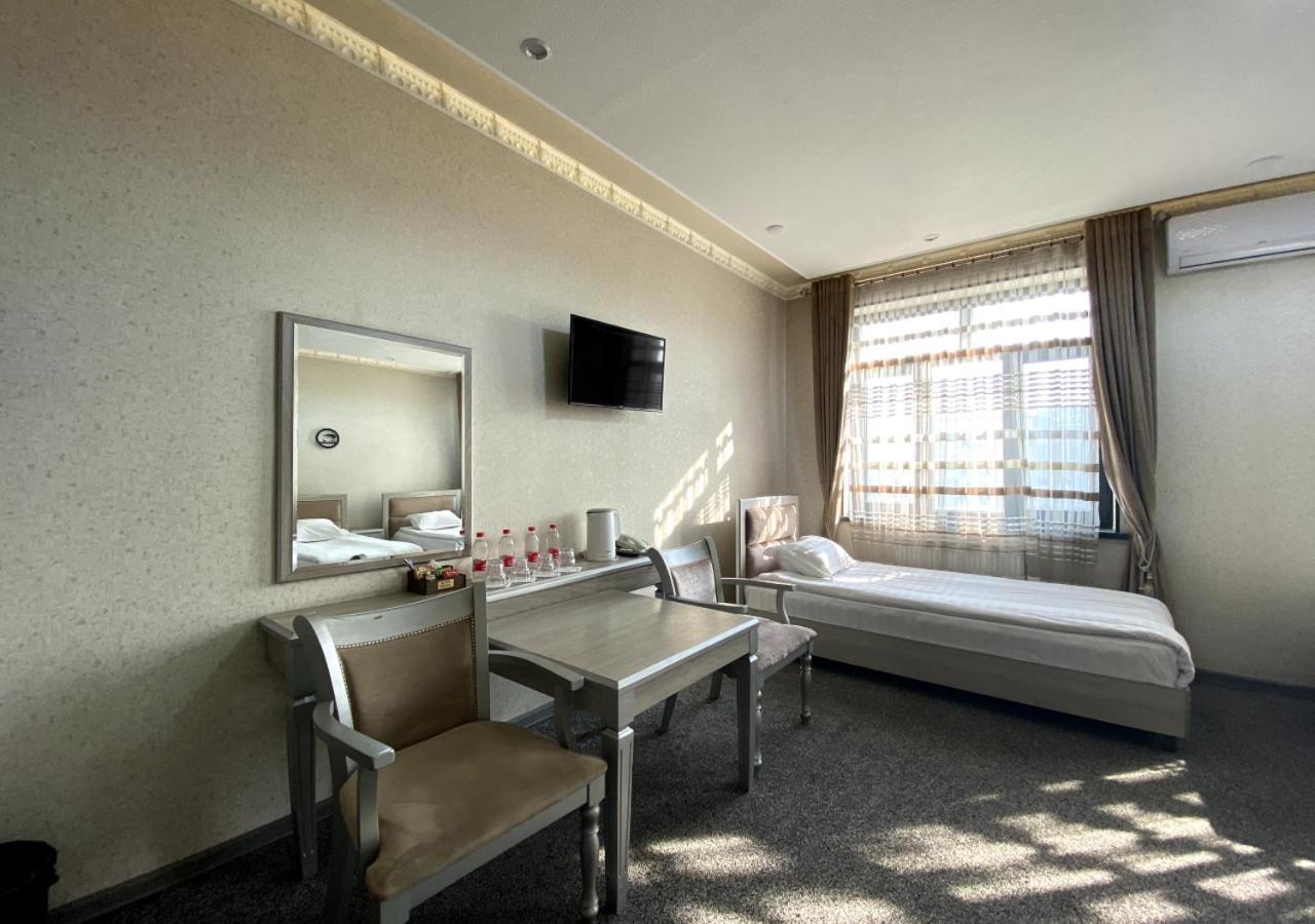 Diyor Hotel Marghilon Exterior foto