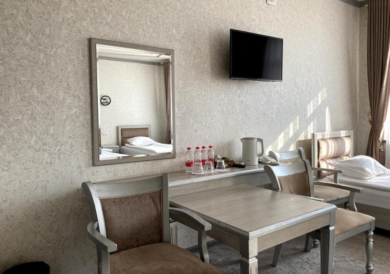 Diyor Hotel Marghilon Exterior foto
